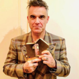 Ο Robbie Williams αποκάλεσε τους Έλληνες «κλέφτες» | Η ατάκα του στη συναυλία στη Μαλακάσα που δίχασε