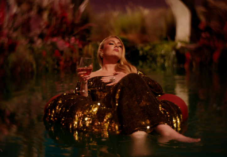 I Drink Wine: Η Adele παρουσιάζει το video για το νέο της single