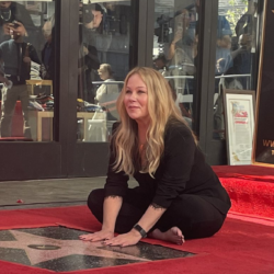 Η Christina Applegate εξήγησε το λόγο που ήταν ξυπόλυτη στο Hollywood Walk of Fame