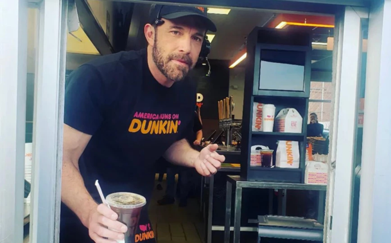 Ο Ben Affleck σερβίρει καφέ και ντόνατς | Στο πλευρό του και η Jennifer Lopez (Βίντεο)