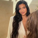 Η Kylie Jenner μας δείχνει πρώτη φορά το πρόσωπο του γιου της και αποκαλύπτει το όνομα του