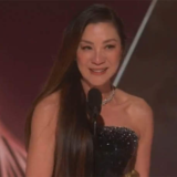 Η Michelle Yeoh νευρίασε όταν πήγαν να την κόψουν στην ομιλία της στις Χρυσές Σφαίρες | Η viral αντίδρασή της