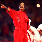 Η εντυπωσιακή εμφάνιση της Rihanna στο Super Bowl 2023 και η αποκάλυψη της 2ης εγκυμοσύνης της