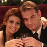 Ευτυχισμένοι Μαζί: Η Βιβή Κόκκα και ο Τάσος Γιαννόπουλος ξανά μαζί 14 χρόνια μετά το τέλος της σειράς | Άγνωστες ιστορίες από τα γυρίσματα