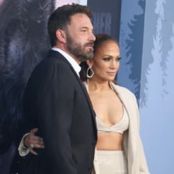 Η elegant εμφάνιση της Jennifer Lopez στην πρεμιέρα της νέας της ταινίας και το τρυφερό φιλί με τον Ben Affleck στο κόκκινο χαλί (Βίντεο)