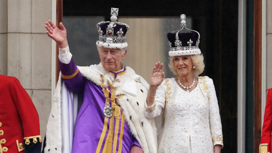 Ο χαιρετισμός του Βασιλιά Charles και της Camilla από το μπαλκόνι και ηχηρή απουσία του Harry