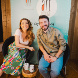 Ο Θοδωρής Βουτσικάκης «αφήνεται» σε ένα μοίρασμα απόψεων για τη μουσική στη Γιώτα Τσιμπρικίδου Θοδωρής Βουτσικάκης Γιώτα Τσιμπρικίδου