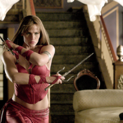 Η Jennifer Garner μπαίνει ξανά στα ρούχα της εκρηκτικής "Elektra" 20 χρόνια μετά