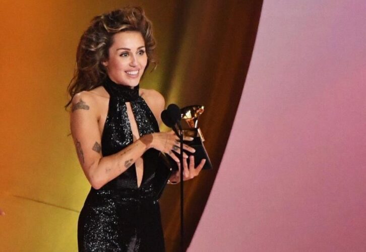 H Miley Cyrus κέρδισε τα πρώτα της βραβεία Grammy για την επιτυχία "Flowers"!