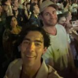 Στo ΟΑΚΑ και τη συναυλία των Coldplay οι Liam Hemsworth, Kylie Minogue, Luke Evans και Joe Jonas (Βίντεο) Liam Hemsworth Joe Jonas