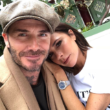 H oικογενειακή φωτογραφία του David Beckham μπροστά από το χριστουγεννιάτικο δέντρο david beckham victoria beckham