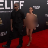 Γυμνή εμφανίστηκε η Bianca Censori στο κόκκινο χαλί των Grammy (Βίντεο) Bianca Censori