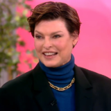 Linda Evangelista: «Οι φίλοι μου με έκαναν να νιώσω όμορφη όταν έδειξα για πρώτη φορά τις ουλές από τη μαστεκτομή» Linda Evangelista