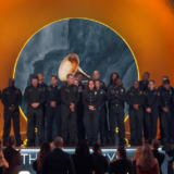 Grammy 2025: Καταχειροκροτήθηκαν οι πυροσβέστες του Los Angeles | Το συγκινητικό βίντεο grammy 2025
